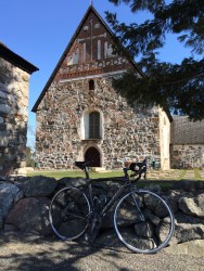 Orbea Nikkilän vanhan kirkon edustalla