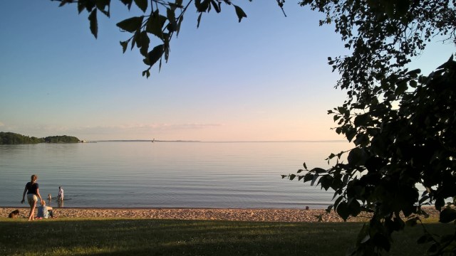 Olosuhteet pari tuntia ennen lähtöä majoituspaikkanne läheisellä rannalla. Tuolla vastarannalla pitäisi olla joskus aamuyöstä..