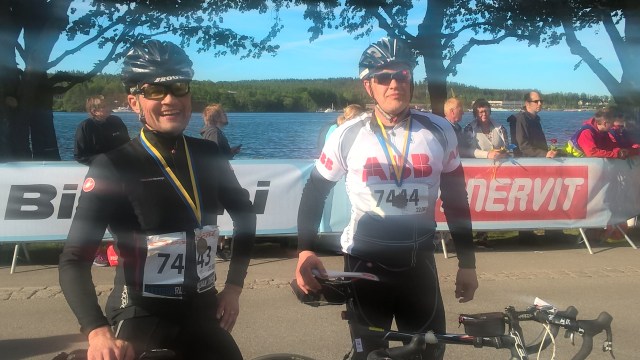 Jorman kanssa maalissa. Kameran linssi taskuun sulaneeseen Powerbariin tuhriutuneena.